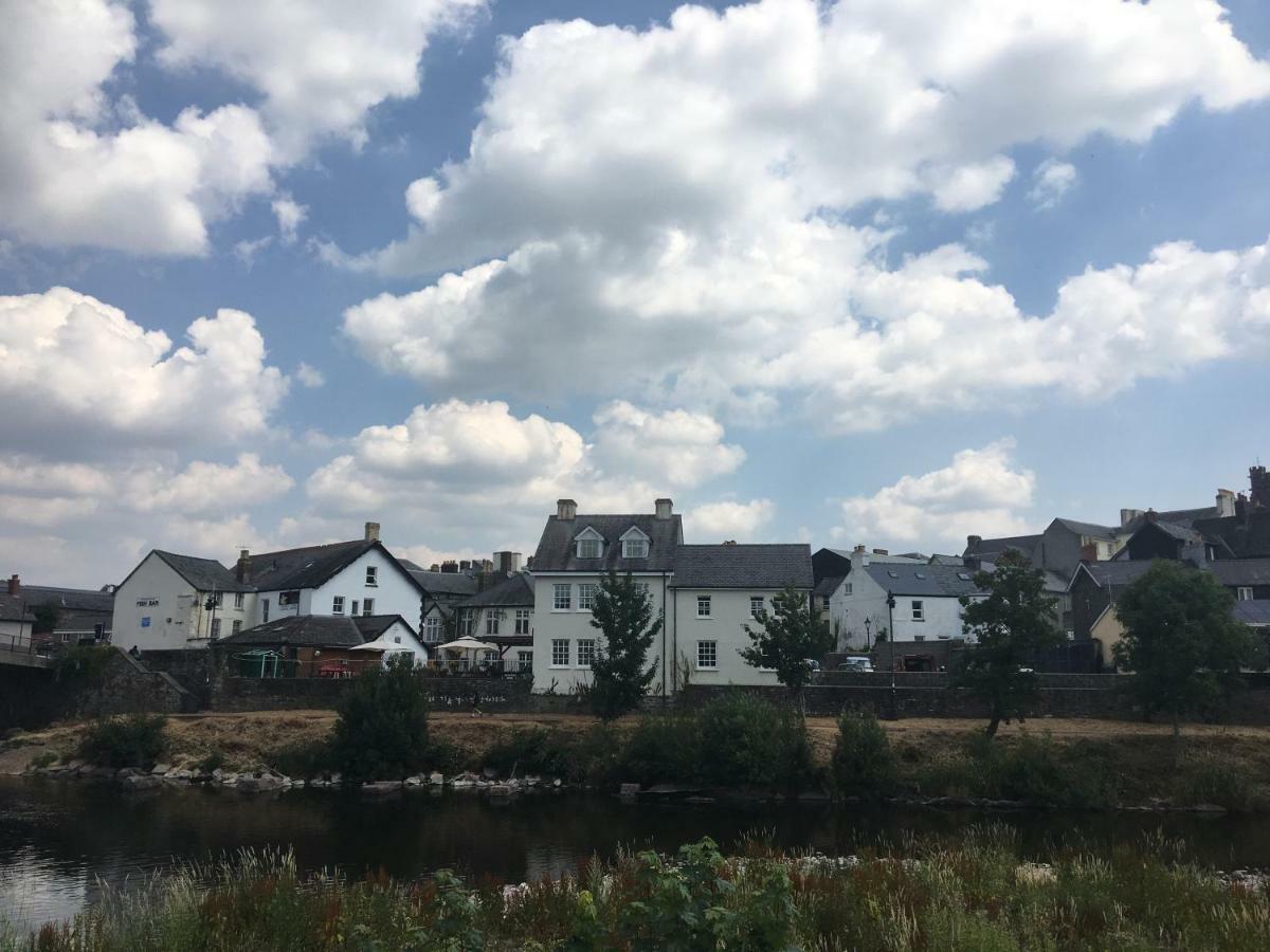 Riverside Brecon Luaran gambar
